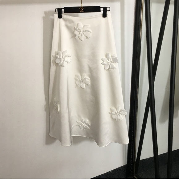White Floral Appliqué Crop Top and Midi Skirt Set - Picture 5 of 9